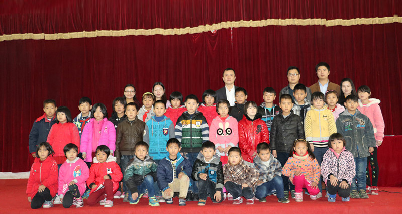 1704263171447472.jpg 人人安康公益助學(xué)攜手李銳、應(yīng)采兒赴湘西龍山茅坪小學(xué),與孩子一起歡度「六一」.jpg